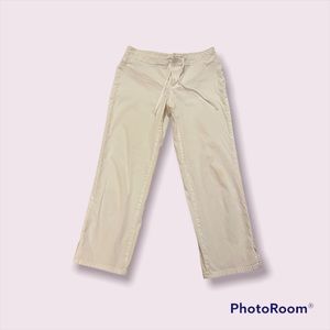Women’s Express three-quarter white pants..